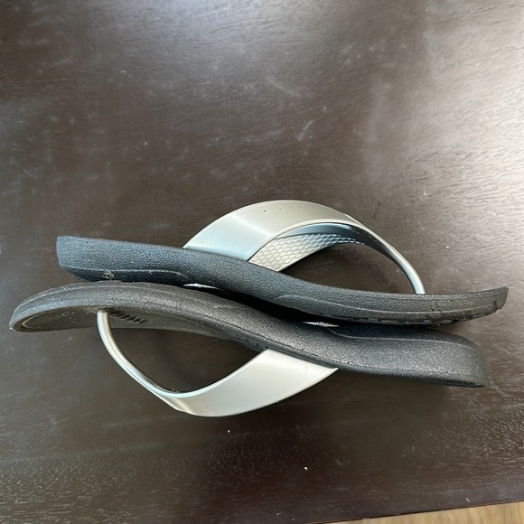 Okabashi silver made in USA flip flops SZ M/L - Picture 3 of 8